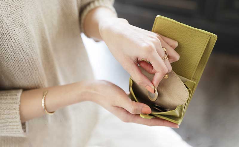 最上の品質な 二つ折り財布 ミニ財布 黒 レディース 上品 シンプル 高見え コンパクト