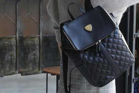 黒リュックでおしゃれが決まる ひとつは持ちたい人気のレディースブランドリュック25選