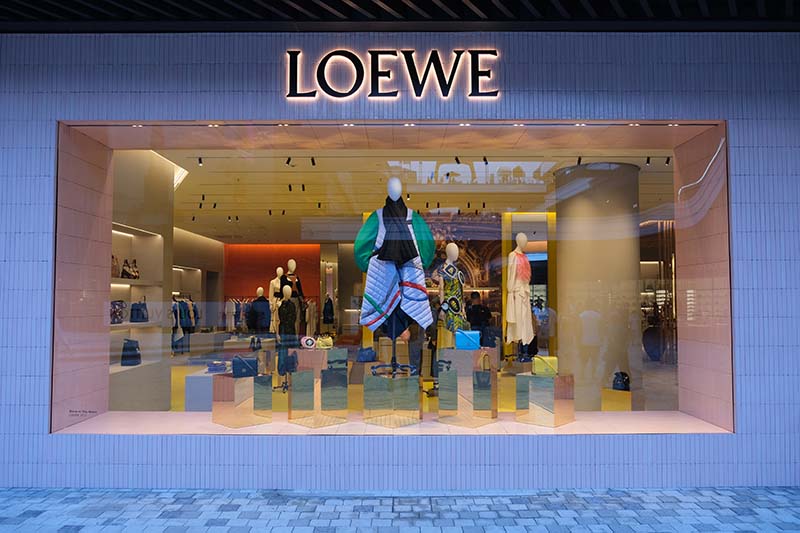 LOEWE(ロエベ)はスペインでレザー製品専門の工房として創業し、170年以上受け継がれてきた職人技を持つブランドです