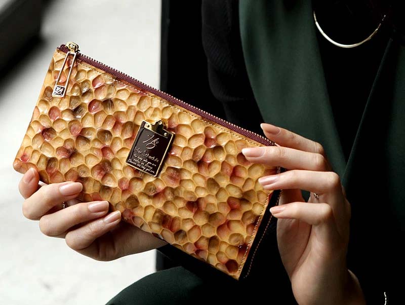 秋に使い始める秋財布は実りの秋のイメージから、お財布が実りお金がたまる財布に育つとされています。