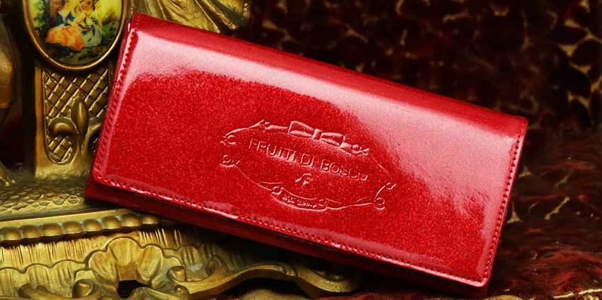 エナメル長財布の魅力は高級感のある光沢と抜群の収納力です。それを兼ね備えたお財布はFRUTTIのアルバヴェロニカです。