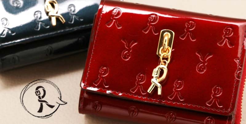 エナメルのミニ財布の魅力は小さなバッグにも収まるコンパクトなところ。サブのお財布としても重宝するのロベルタのカリーノです。