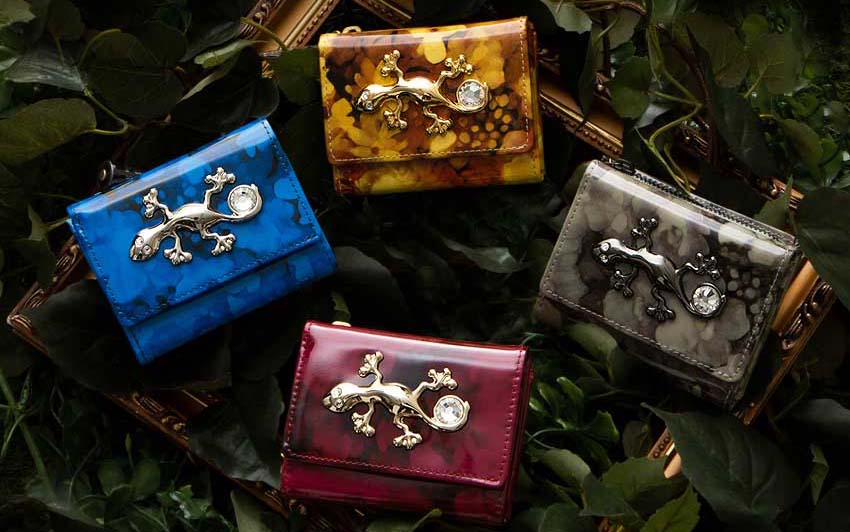 エナメルのミニ財布は、小さめバッグのサブのお財布としても使えてプレゼントにもおすすめです