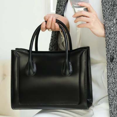バッグとお財布の専門店erutuocの黒い(ブラック)トートバッグは傳濱野のArt Seuilです