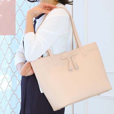 バッグとお財布の専門店erutuocの白いトートバッグは傳濱野のmonnaです