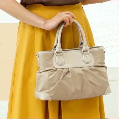 バッグとお財布の専門店erutuocの白いトートバッグは傳濱野のRitaです