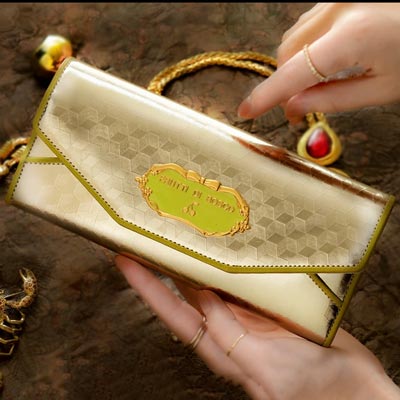 お金がたくさん寄ってくる金色の開運財布は、フルッティ ディ ボスコのサルー シェラザード