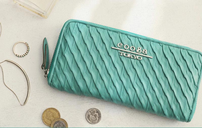 ドレスのようなプリーツが美しい開運財布は、クーガのプリッセ エメラルドミスト