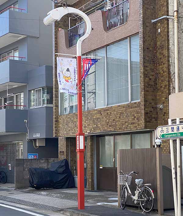 金運にご利益があると言われる蛇窪神社近くの街灯は白蛇の形になってました